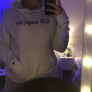 Champion hoodie XL - Jätte fin champion hoodie dock lite nopprig på insidan. Stolek XL men skulle säga att det är en M. Den är köpt för ca 2 år sedan och då den e nopprig säljer jag den för 80kr💞👍🏼💫