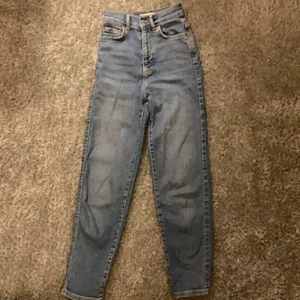 Mom jeans - Dessa är ett par Comfy Mom Jeans ifrån Gina Tricot. Säljs pga att de blev för korta. De är i strl 30 men passar 32 eller till och med 34💗säljs billigt pga att jag vill bli av med de.