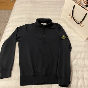 Stone Island  - Stone island tröja i bra skick, köpt på Johnells för cirka 3 månader sen. 