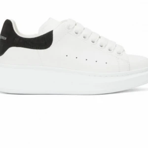 Alexander mcqueen  - Kollar intresset på mina alexander mcqueen skor som ser ut som på bilden, dom är väl använda men i bra skick. Strl 37, nypris var Runt 5000kr. 