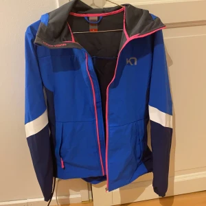 Funktionsjacka  - Funktionsjacka från stadium. Nyskick! Hämtas upp i Bergsåker 