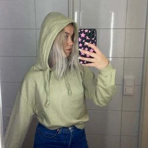 Hoodie - Tycker personligen inte att jag passar i färgen men den sitter jättefint i modellen och jag har den i fler färger!