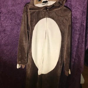 Sloth Onepiece Sjukt Gosig - Köpte den här rackaren påväg till en halloweenfest för tre år sen och jäklar vad jag vibade. Fungerar lika bra att parta med hemma i soffan! Som att vara täckt i ett gosedjur! Precis så den sitter åt på längden på mig, är 174 cm. Rekommenderar varmt!
