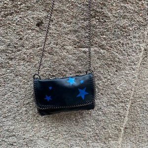 Axelväska med tryck - Säljer denna fina väska som jag målat på själv. Tiamo kopia. Önskas fler stjärnor så löser jag det:) budgivning startar på 150kr