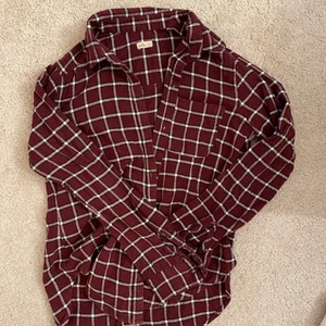 Vinröd Flanellskjorta - Vinröd flanellskjorta från Hollister. Passar även S och är i bra skick❤️‍🔥