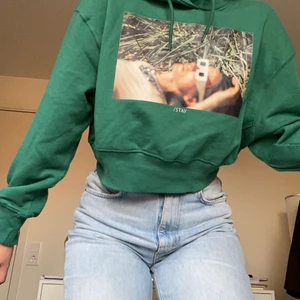 Hoodie  - Mörkgrön fin hoodie men fint tryck 💚