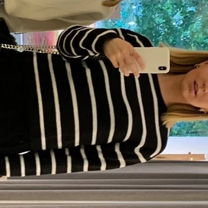 Trendig tröja  - Supersnygg tröja från hm! Superfint skick!! Hör av dig om du har frågor🖤 storlek 164, sitter snyggt på mig som har s (bilden hamnade åt sidan men kunde inte få åt rätt håll)