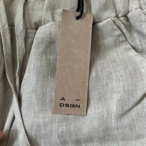Linnebyxor A-Dsgn - Superfina linnebyxor från A-dsgn, perfekt till både vardag och finare tillställningar✨ Klickade hem dem i våras, men har tyvärr aldrig kommit till användning för mig. Är därför helt oanvända, med prislapp kvar. Bara att höra av sig för fler bilder eller vid frågor 💘 Priset går att diskutera🥰