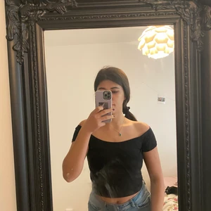 Off shoulder svart topp - Superfin off shoulder, skönt material. Klämmer inte ihop axlarna. Hasar inte ner. Sitter perfekt. 