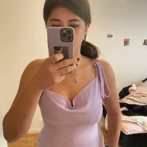 Klänning - Superfin sidenklänning, endast använd en gång. Jättefin färg!