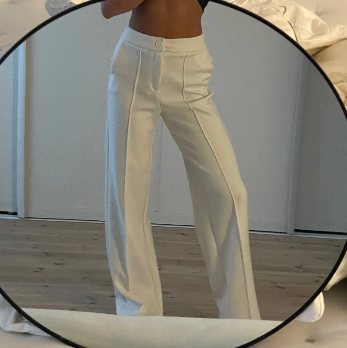 Vita mjuka kostymbyxor