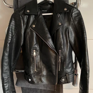 Svart skinnjacka  - Super fin skinnjacka i bra skick, skulle passa en S/XS super eller en M/S person. Men nu priset någonstans runt 400kr. En snygg men bekväm jacka. Ej äkta läder.