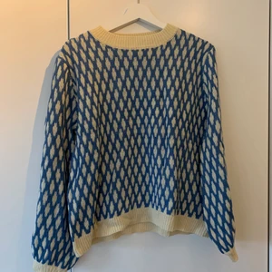 Stickad tröja  - Stickad mönstrad tröja. Storlek M 