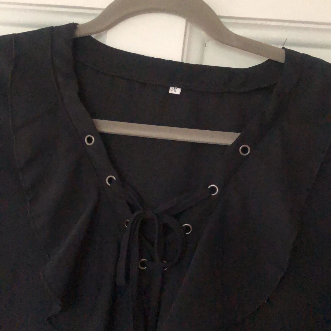 Blus med snörning och volang  - 91