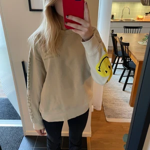 Smiley tröja - Super fin tröja från zara med smiley tryck, storlek m men passar på mig som har xs 💞💞hör av er vid frågor 