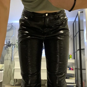Colla läderbyxor - Snygga, lackade läderbyxor i bra skick! Sälja då de aldrig kommer till användning 