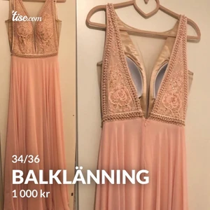 Balklänning  - Aldrig använd, kuddar insydda, väldigt fint skick. Nypris 5000kr