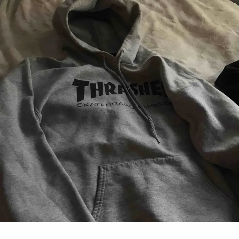 Jättefin hoodie från thrasher som inte kommer till användning! Köptes för 1000kr!. Hoodies.
