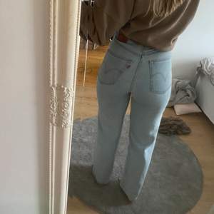 Säljer denna sjukt snygga Levis jeans i storlek 29/32