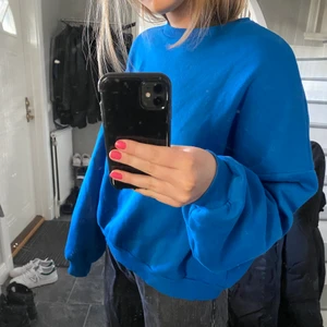 Blå sweatshirt - Säljer nu min fina blå sweatshirt från nelly💓, använd fåtal gånger och köpte nypris 300kr, denna är slutsåld på nellys hemsida👍🏼den är i storlek L och är inte så stor på mig som vanligtvis har storlek M. Skriv för fler bilder eller frågor