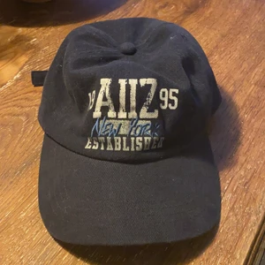 Keps - Säljer denna coola keps köpt på second hand som jag aldrig har använt. Hör av er om ni är intresserade💕