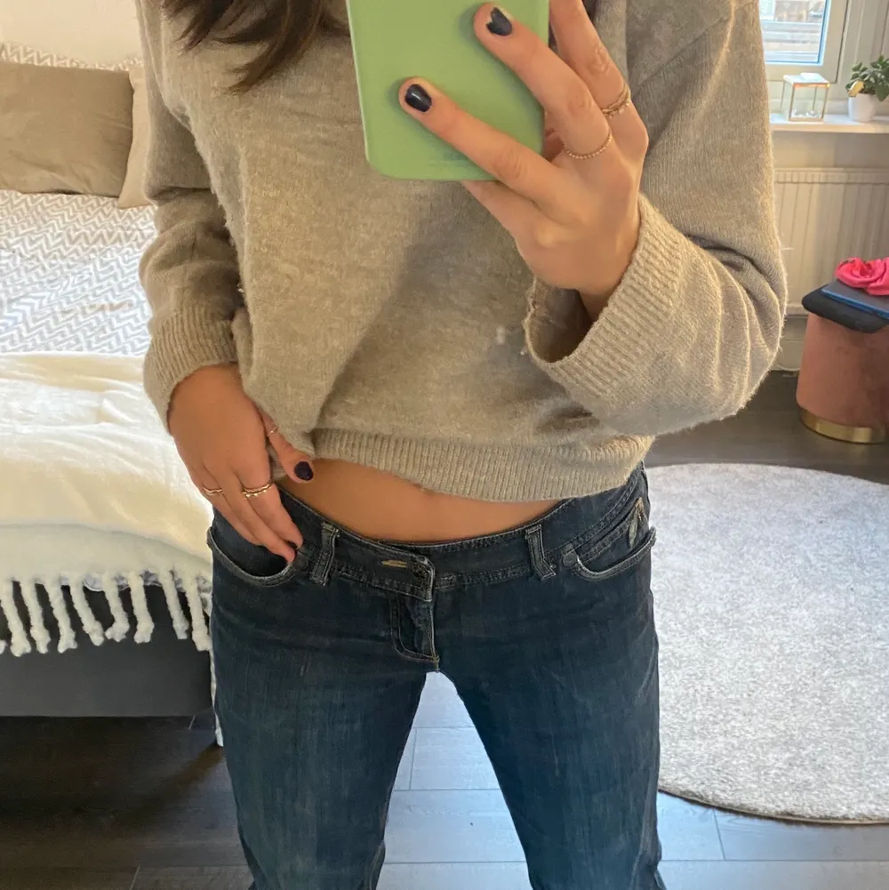 Extremt snygga lågmidjade jeans som jag tidigare köpte på Plick för 600kr. De är tyvärr en aning förstora på mig och säljer därför dem🤍🌟 (Sista bilden är lånad från tidigare ”ägaren” av byxorna). Jeans & Byxor.