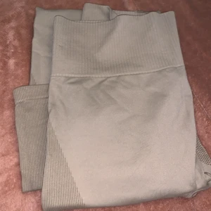 Träningsbyxor - Hej! Nu säljer jag dessa träningsbyxor från lager 157 som är i storlek L men som passar S/M. Köparen står för frakt🌹kontakta för frågor.