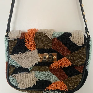 Uterque  väska med nitar & pärlor - Axelbandsväska från spanska Uterque. Sparsamt använd och väl omhändertagen. Kommer med dustbag!