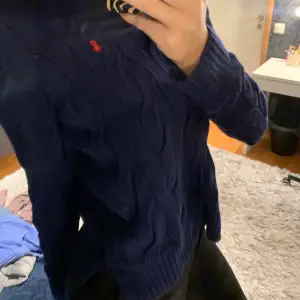 Supermysig mörkblå Ralph Lauren tröja med röd logo. I storlek xs men passar även S/M. Nypris runt 1000