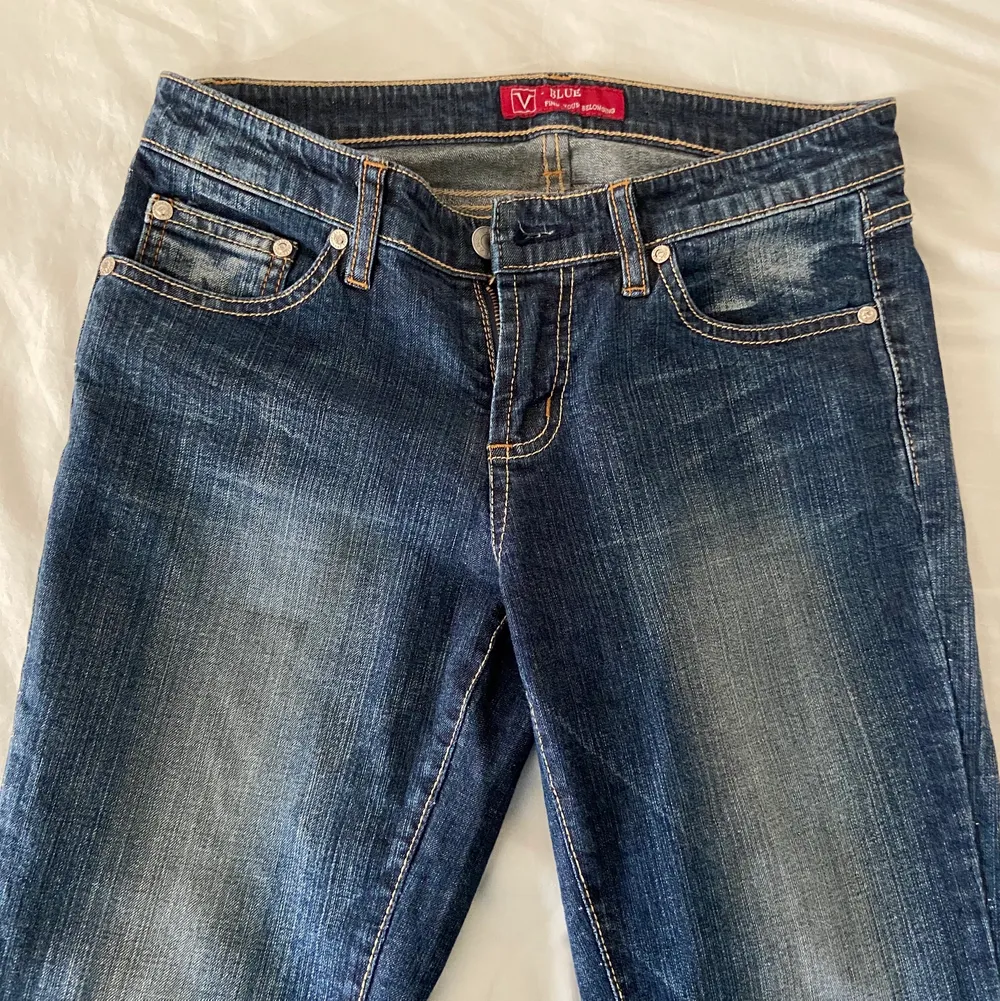 säljer dessa sjukt snygga lågmidjade jeans då jag inte gillar hur dom satt på mig. blev lite konstigt ljus på bilderna så dom är egentligen lite mörkare. M=75cm,L=75cm. skriv dm om du har några funderingar.💘. Jeans & Byxor.