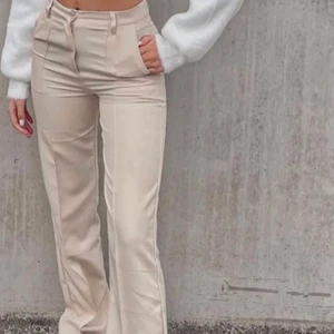 Kostymbyxor beige - skitsnygga kostymbyxor i beige!! kommer ej till användning och endast använda fåtal gånger. Jag har även sprätt ner dom så de ska passa min längd som är 173cm ungefär 