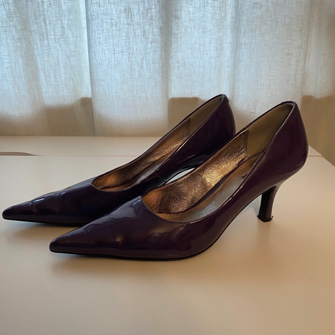 Mörklila spetsiga klackar - Donna Girl