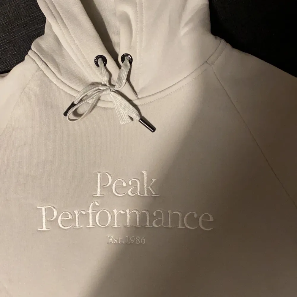 En skitsnygg hoodie från peakperformance i strl S i en jättefin grå beige färg!😋 använd väldigt fåtal gånger så i princip nytt skick! . Hoodies.