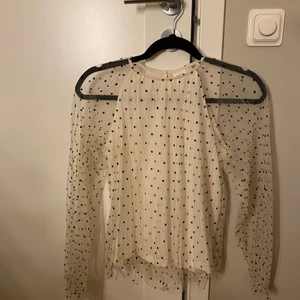 Prickig blus - En prickig blus från Zara som aldrig är använd, den är i storlek 158/164 men passar mig som har XS i tröjor🖤🤍