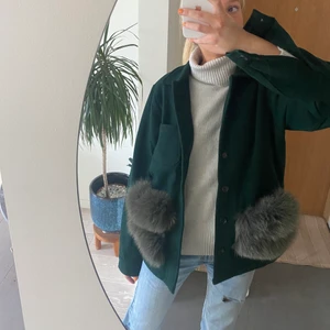 Jacka med päls - As snygg jacka med äkta rävpäls på fickorna🥰❤️  från märket premium_organic och storlek S, köpte den second hand så vet tyvärr inte vad nypris var