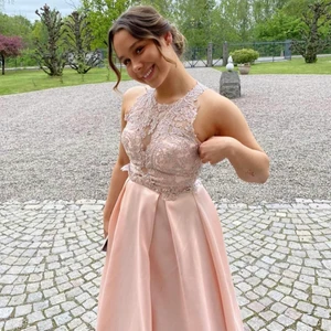 Balklänning  - Säljer min fina balklänning, i storlek 36. Handskar och underkjol medföljer 