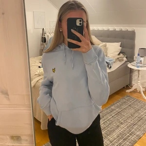 Lyle & Scott Hoodie - ( Lägger ut igen då oseriös köpare) Säljer denna Lyle and Scott hoodie i ljusblått i storlek S för 200kr. Den är knappt använd och är i superbra skick. Säljer då det inte riktigt är min stil😊