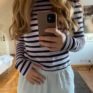 Randig tröja  - Säljer denna super fina randiga tröja !! Den är lång i armarna och är i storlek s 💓