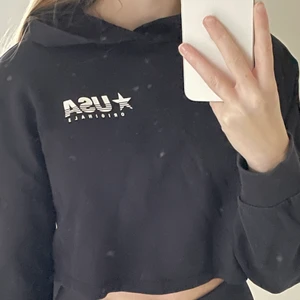 croppad hoodie  - croppad hoodie från h&m i strl xs, i princip i nyskick 