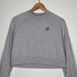 Jätte fin kroppar Lyle&scott sweatshirt  - Jätte fin! kroppad tjocktröja säljer då att den är för liten nästa inte alls använd ny skick  ❤️  köparen står för frakt inte inkluderad i priset ! 