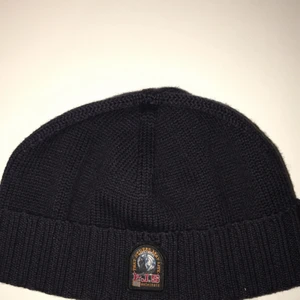 Parajumper mössa - Säljer en parajumper rib mössa i fint skick