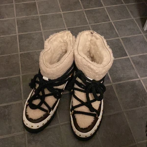 Helt nya inuikiis  - Säljer nu dessa superfina inuikiis som jag köpte för 4 veckor sedan. BYTER ÄVEN MOT LIKA I STORLEK 39. Säljer nu pgr av att de inte passade och hann ej lämna tillbaka dem. Nypris är 3200kr tveka inte med att ställa frågor men hör bara av om du verkligen är intresserad. Säljer inte under 1500kr. Kommer även skriva vad budet är på och tar inga bud under det högsta. Inget prutande heller. Kan fraktas i hela landet, köparen står för frakten och jag ansvarar inte för postens slarv. 💕💕💕 BUD PÅ 1710kr