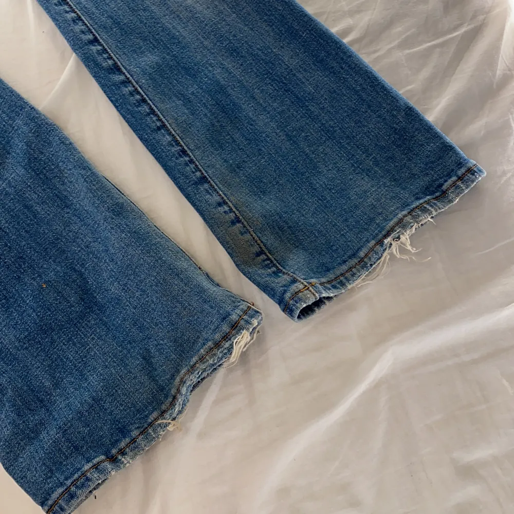 Utsvängda ljusblå jeans i storlek 25/32. Utsvängningen är inte speciellt vid så det är inte hippie utsvängning på byxorna. Använda men tvättade vid frakt💞 jeansen har en liten skåra vid knäet. . Jeans & Byxor.