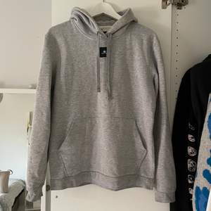 Hoddie från the cool elephant med tryck på ryggen, i bra skick. Säljer för 50kr plus frakt 66kr. 