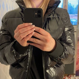 Champion Vinterjacka - Knappt använd, helt okej skick några ”slitningar” som ni ser på bilden men de syns bara om man kommer nära. Storlek Large men sitter som S/M. Två fickor. Skriv för mer info💫 frakt tillkommer