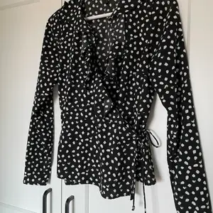 En sååå fin blus från Vero Moda. Har fina detaljer och är i jättefint skick! Strl XS