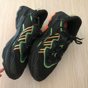 Adidas - 🖤 Snygga sneakers i lime/svart/orange svart sula. Jag är en 38 men Adidas är mindre i storleken och dessa är 38 2/3. 