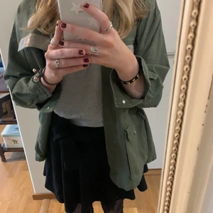 Zara Kids kjol 🖤 - En jättesöt mörkrå & svart-rutig kjol från Zara Kids i storlek 164 cm eller 13/14 år. Den har två tygbitar som man knyter vid midjan! Älskar den men kommer tyvärr inte till användning... 💘 Skriv privat vid frågor! 🥰