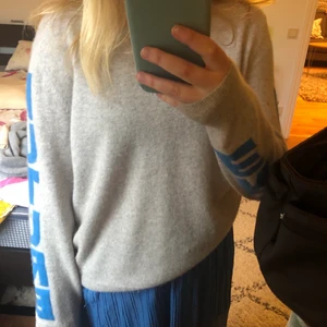 Kashmir tröja från from future - En jättemjuk grå Kashmir tröja från from future med coolt tryck på armarna. Nypris: 1600kr