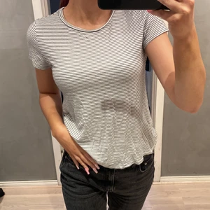 H&M storlek S - En snygg randig T-shirt som är köpt ifrån H&M för några år sedan som är använd men i bra skick! 40kr+frakt. Skriv vid intresse eller frågor!☺️❤️